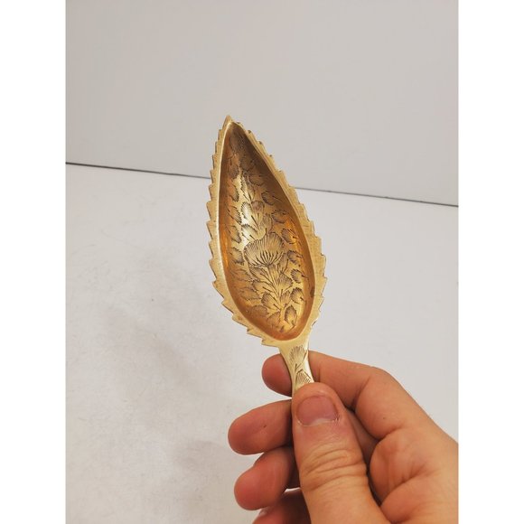 Solid brass vintage floral / flower / plant leaf design tray / ashtray|| India - Picture 5 of 10